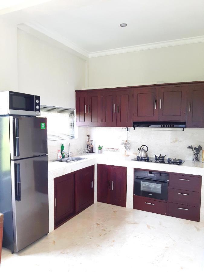 Medewi Manor Aparthotel Airsatang Buitenkant foto