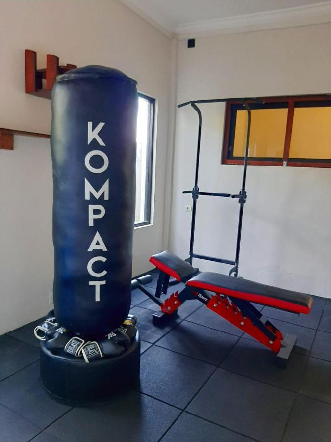 Medewi Manor Aparthotel Airsatang Buitenkant foto