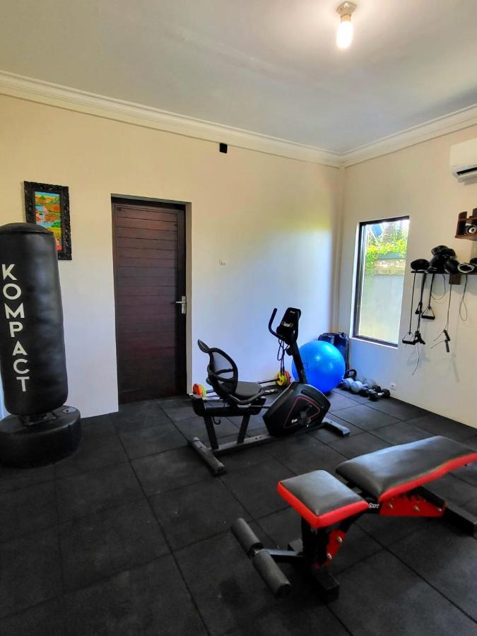 Medewi Manor Aparthotel Airsatang Buitenkant foto