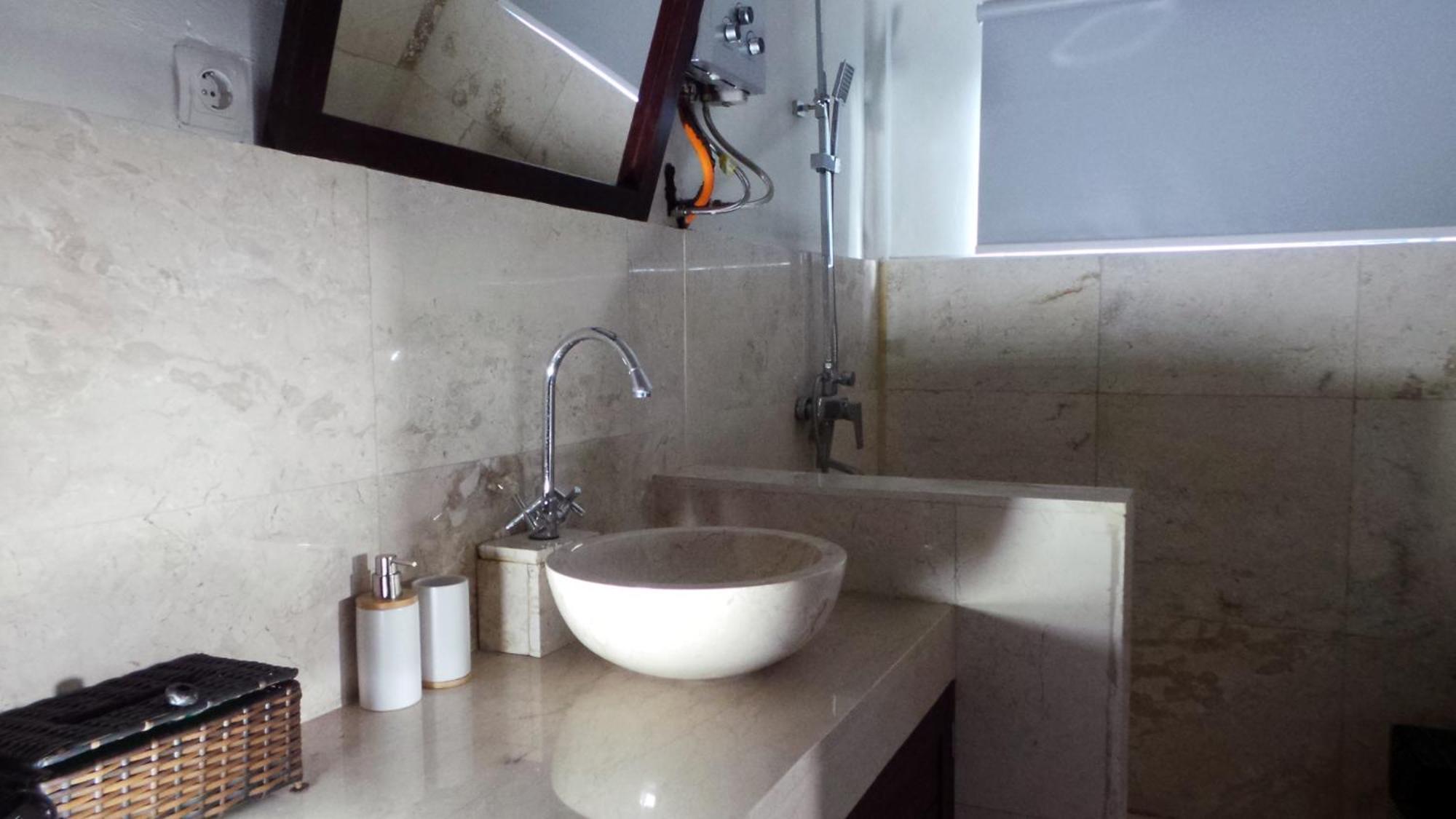 Medewi Manor Aparthotel Airsatang Buitenkant foto