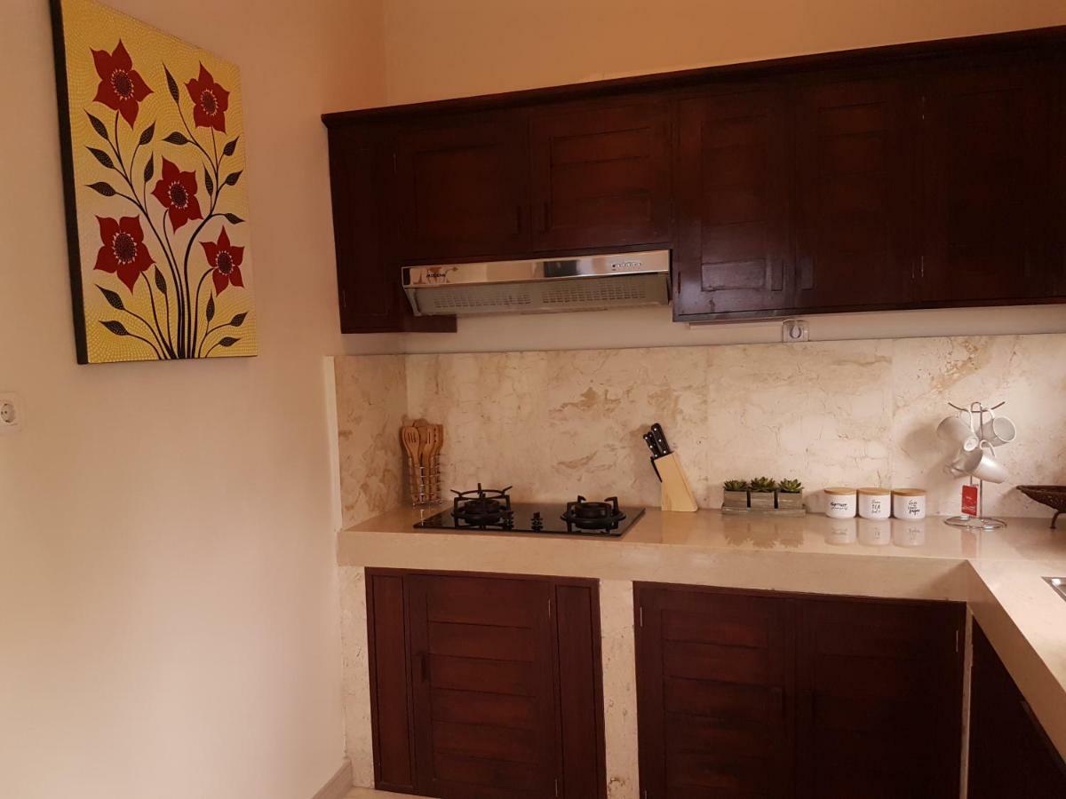 Medewi Manor Aparthotel Airsatang Buitenkant foto